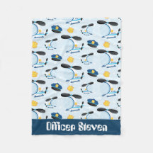 Agent voegt naam politie babydeken toe