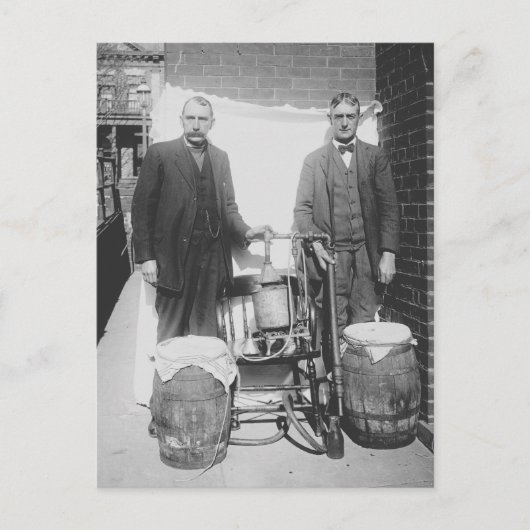 Agenten die nog steeds Whiskey tonen, 1920 Briefkaart (Voorkant)