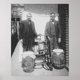 Agenten tonen whiskey-distilleerderij, 1920. Antie Poster