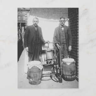 Agenten tonen whiskey-distilleerderij, 1920 briefkaart