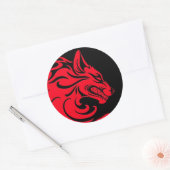 Aggressieve rode en zwarte tribale Wolf Ronde Sticker (Envelop)