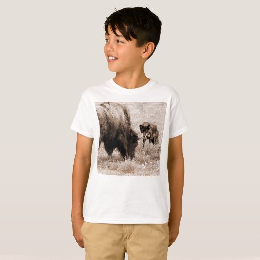 Agressieve bizon en zwarte wolf t-shirt (Voorkant volledig)
