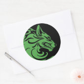 Agressieve Groene en Zwarte Tribal Wolf Ronde Sticker (Envelop)