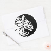 Agressieve witte en zwarte tribale Wolf Ronde Sticker (Envelop)