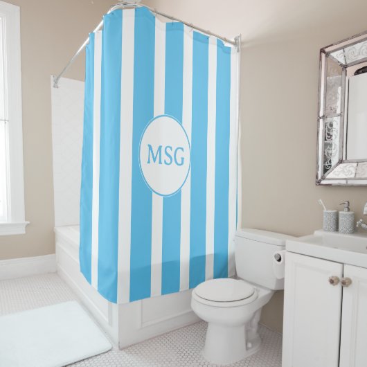 Agua Blue en Witte Cabana Gestreept Monogram Douchegordijn (In situ)