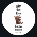 Ah Que Rico Este Coquito! Ronde Sticker<br><div class="desc">Ah Que Rico Este Coquito! Con un burrito. Komt met een kleine ezel. Bericht: "Hoe heerlijk!"</div>