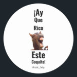Ah Que Rico Este Coquito! Ronde Sticker<br><div class="desc">Ah Que Rico Este Coquito! Con un burrito. Komt met een kleine ezel. Bericht: "Hoe heerlijk!"</div>