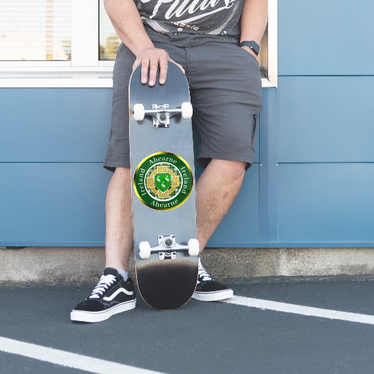 Ahearne Irish Shield & Celtic Cross gepersonalisee Sticker (Skater)