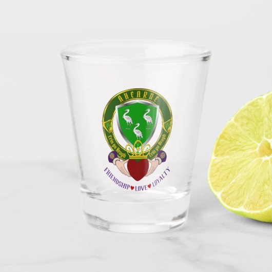 Ahearne Irish Shield & Claddagh Shot Glas (Voorkant)