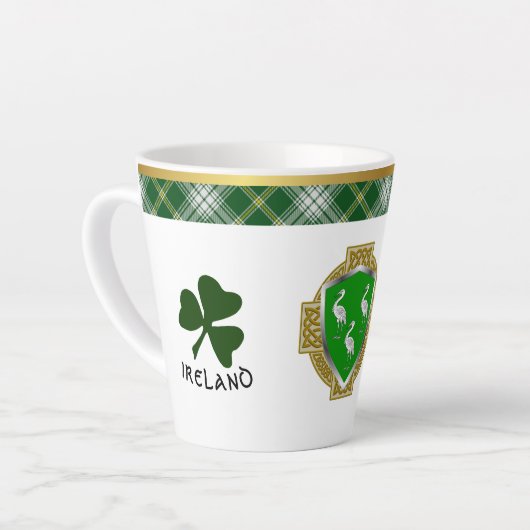 Ahearne Irish Shield & Tartan gepersonaliseerd Latte Mok (Linkerhoek)