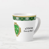Ahearne Irish Shield & Tartan gepersonaliseerd Latte Mok (Rechterhoek)