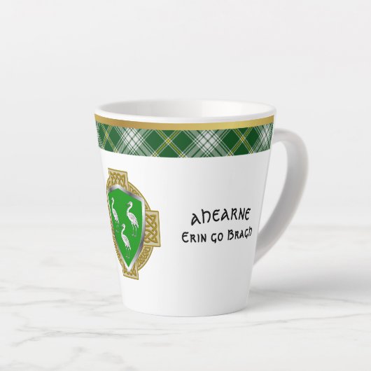 Ahearne Irish Shield & Tartan gepersonaliseerd Latte Mok (Rechterhoek)
