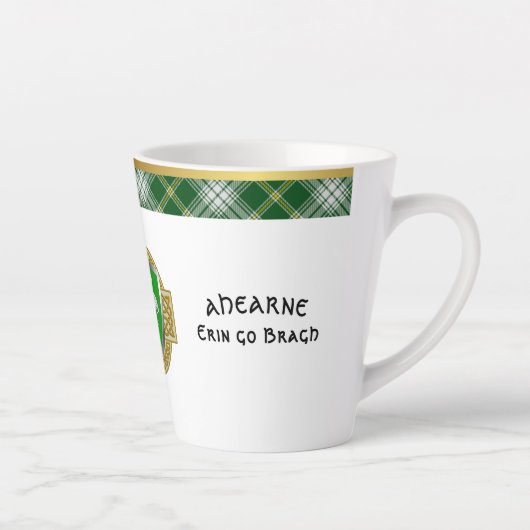 Ahearne Irish Shield & Tartan gepersonaliseerd Latte Mok (Rechts)