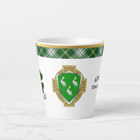 Ahearne Irish Shield & Tartan gepersonaliseerd Latte Mok (Voorkant)
