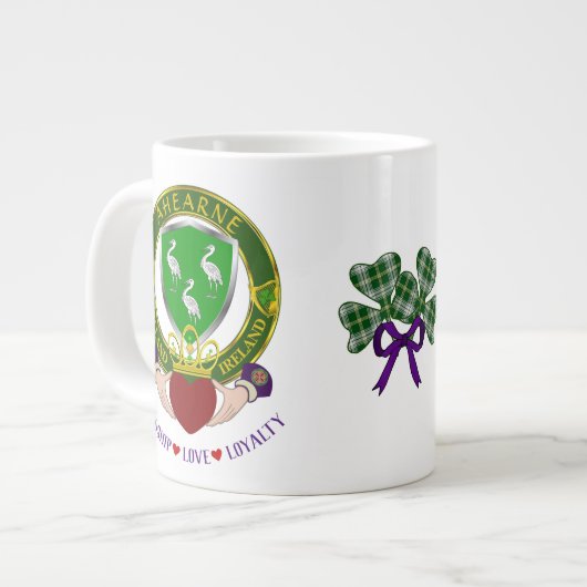 Ahearne Irish Shield w/Claddagh Personalized Grote Koffiekop (Links)