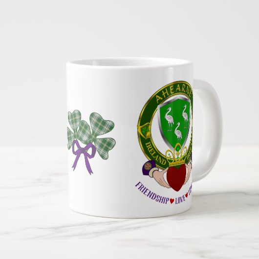 Ahearne Irish Shield w/Claddagh Personalized Grote Koffiekop (Voorkant rechts)