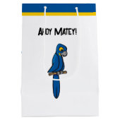 Ahoy Matey Pirate Parrot Cartoon, Funny Macaw Bird Medium Cadeauzakje (Achterkant)