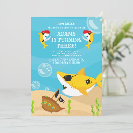 Ahoy Matey! Yellow Shark Pirate onder Zee Verjaard Kaart (Staand voorkant)