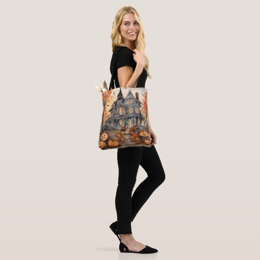 AI Gegenereerd Spooky Oud Huis Halloween Tote Bag (Op model)
