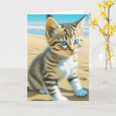 AI Grey Tabby Kitten Spelen op een strand Kaart (Gele Bloem)