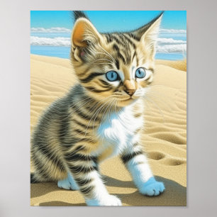 AI-grijze gestreepte kitten speelt op een zandstra Poster