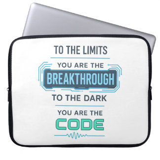 AI Quote Design – Doorbraak naar Code The Dark Laptop Sleeve