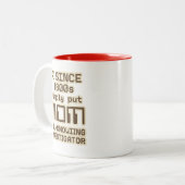 AI Since 1800s – MOM All-Knowing Investigator Tweekleurige Koffiemok (Voorkant links)