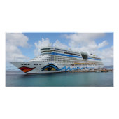 AIDAluna cruiseschip verankerd voor het eiland Gre Poster (Voorkant)