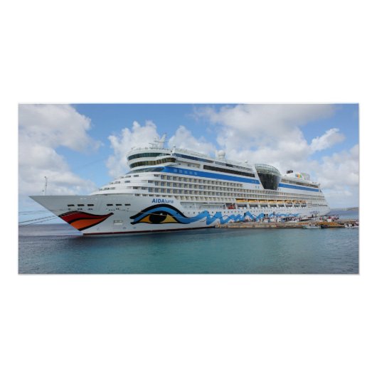 AIDAluna cruiseschip verankerd voor het eiland Gre Poster (Voorkant)