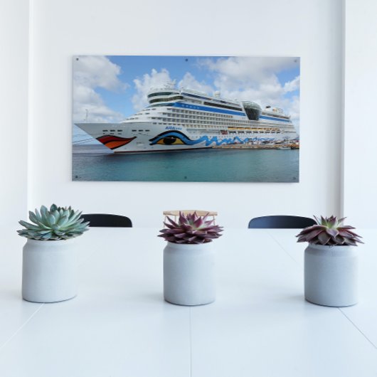 AIDAluna cruiseschip verankerd voor het eiland Gre Poster
