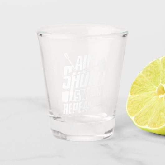 Aim Shoot Swear Repeat - Dart Speler Shot Glas (Voorkant)