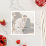 Aimee Rustic Modern Wedding Servet<br><div class="desc">Moderne foto-trouwluiers met een eenvoudig design met uw namen en trouwdatum op uw favoriete afbeelding met een ondoorzichtige bekleding. Deze elegante trouwservet met een minimalistische lay-out is geweldig voor elke trouwstijl.</div>