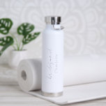 Aimee Rustic Script Modern Wedding Waterfles<br><div class="desc">Moderne zwarte en witte bruiloft waterfles met een eenvoudig en minimalistisch design met "bridesmaid" in een elegant script,  samen met haar naam. Een schattig en meisje cadeau voor je bruidsmeisjes.</div>