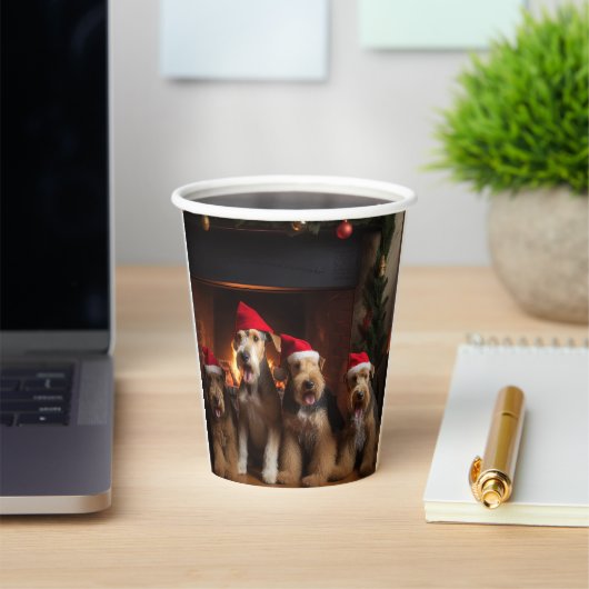 Airedale bij de Haard Kerst Papieren Bekers (Insitu)