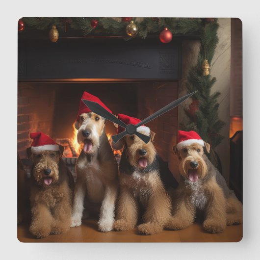 Airedale bij de Haard Kerst Vierkante Klok (Voorkant)