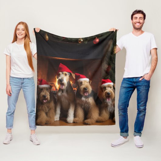 Airedale bij de Haard Kerstmis Fleece Deken (In situ)