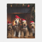 Airedale bij de Haard Kerstmis Fleece Deken (Voorkant)