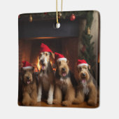 Airedale bij de Haard Kerstmis Keramisch Ornament (Links)