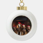 Airedale bij de Haard Kerstmis Keramische Bal Ornament (Voorkant)
