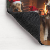 Airedale bij de Haard Kerstmis Muismat (Hoek)
