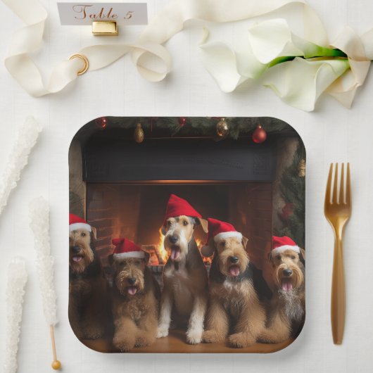 Airedale bij de Haard Kerstmis Papieren Bordje (Huwelijk)