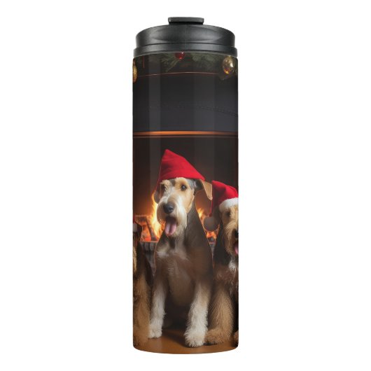 Airedale bij de Haard Kerstmis Thermosbeker (Voorkant)