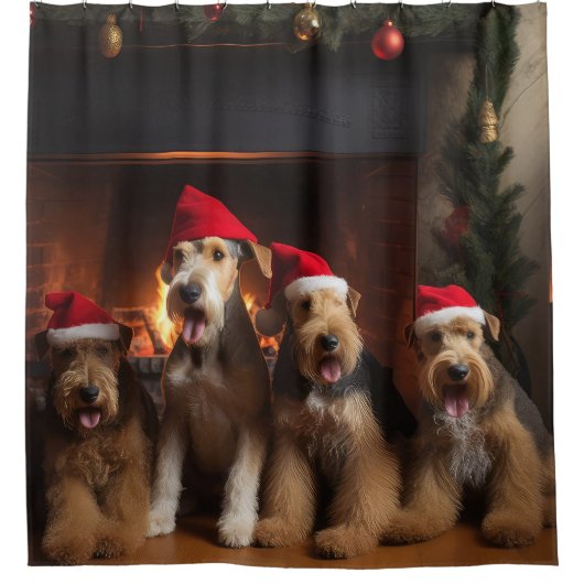 Airedale bij de open haard Kerstmis Douchegordijn (Voorkant)