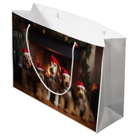 Airedale bij de open haard Kerstmis Groot Cadeauzakje (Achterkant Gekanteld)
