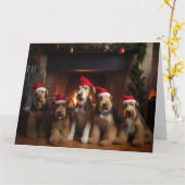 Airedale bij de open haard Kerstmis Kaart (Gele Bloem)