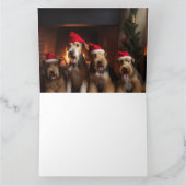 Airedale bij de open haard Kerstmis Kaart (Binnen)