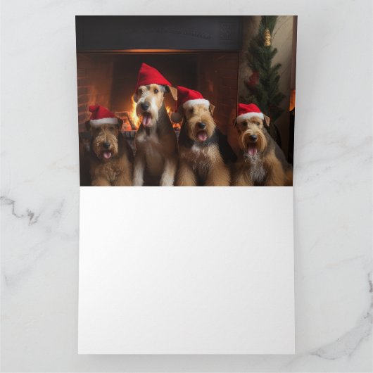 Airedale bij de open haard Kerstmis Kaart (Binnen)