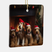 Airedale bij de open haard Kerstmis Keramisch Ornament (Rechts)