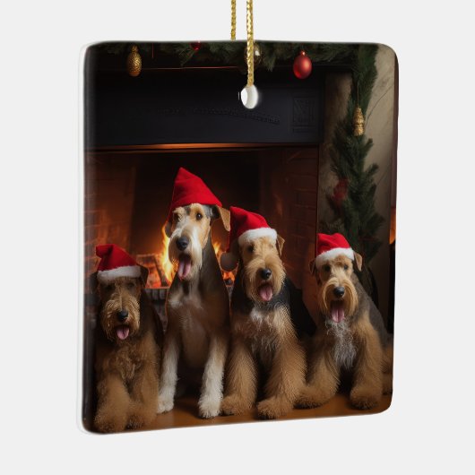 Airedale bij de open haard Kerstmis Keramisch Ornament (Rechts)