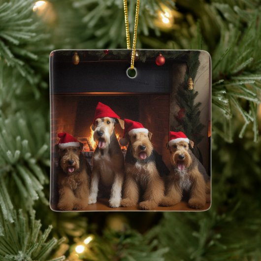 Airedale bij de open haard Kerstmis Keramisch Ornament (Boom)
